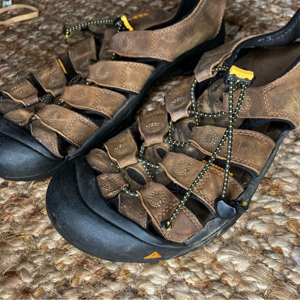 Keen Men’s Newport sandal 11.5 Bison Brown leather